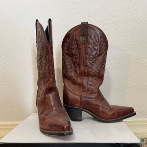 Brown Laredo cowboy boots in size 6